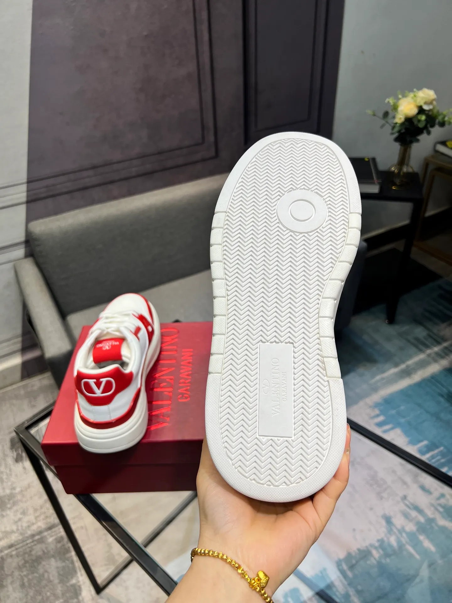 Men's men's shoes 💰660 𝑽𝒂𝒍𝒆𝒏𝒕𝒊𝒏𝒐 Valentino 𝑶𝒏𝒆𝑺𝒕𝒖𝒅 Couple's sneaker series Valentino 2025 latest couple's sneakers, celebrity style, hot sale. The original ZP was purchased and dismantled. Repeated pattern making and modification. I strive to restore the original version 1:1! Top luxury masterpiece, soft and comfortable, combining fashion and leisure, bringing excellent elegant texture and excellent on-foot comfort. Top purchase version upper: imported calfskin surface/original oil edge craftsmanship. Inner: water-dyed cowhide lining. Outsole: original development 𝐓𝐏𝐔 two-color combination outsole. Packaging: original configuration complete package. Code number: 35-44 yards. 34.45 can be customized. Can be customized (self-labeled-no label) order.
